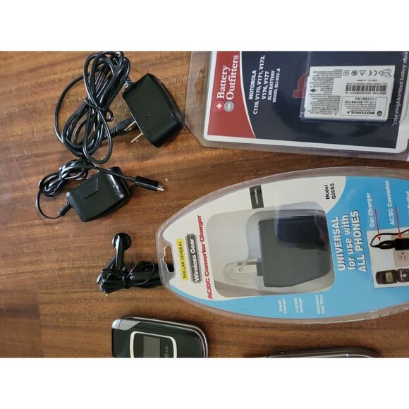 Lot of flip phones and accessories Motorola, lg and more - Picture 3 of 5